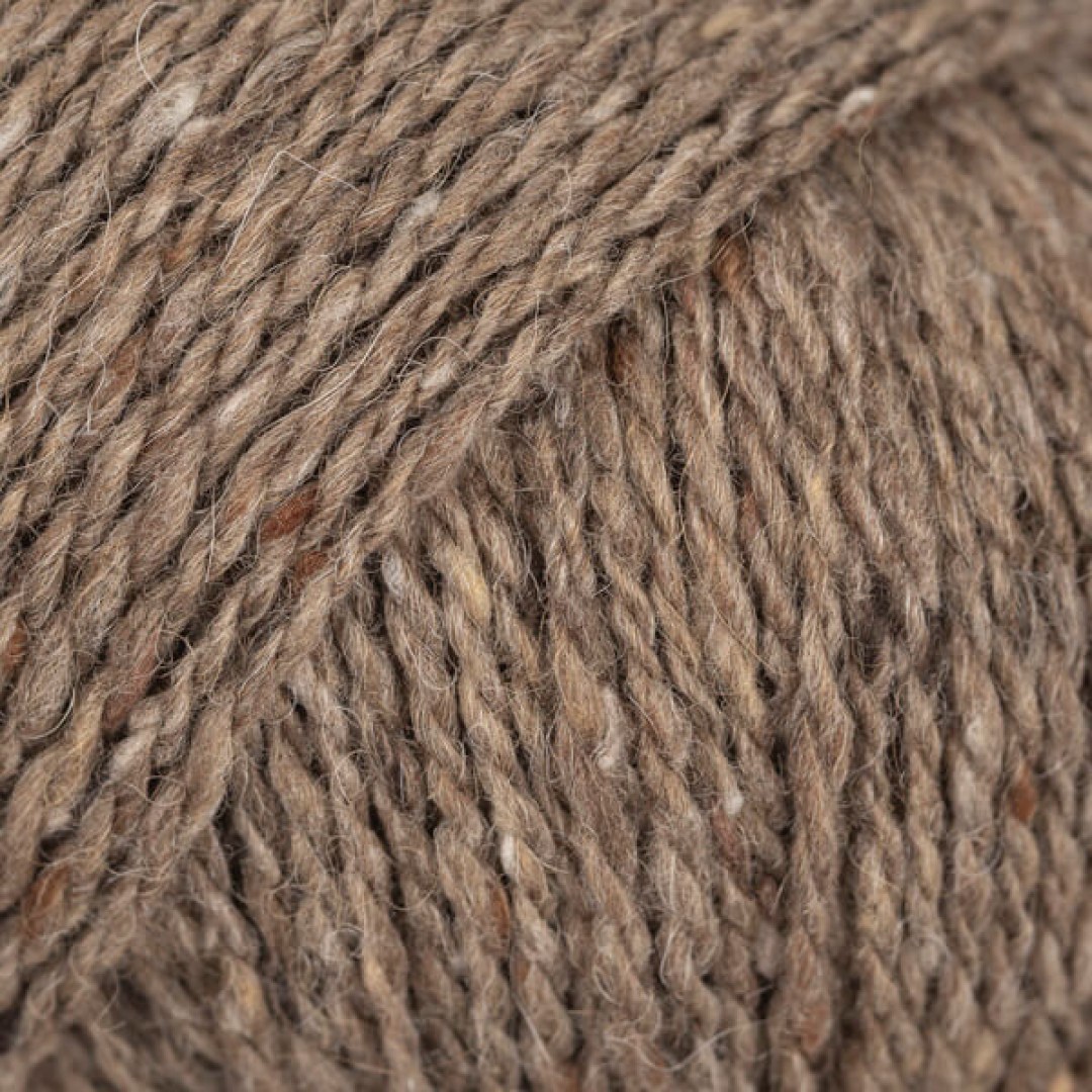 Το DROPS Soft Tweed είναι, όπως υποδηλώνει το όνομά του, ένα εξαιρετικά μαλακό νήμα τουίντ, φτιαγμένο από μαλλί μερινός, αλπακά και βισκόζη.