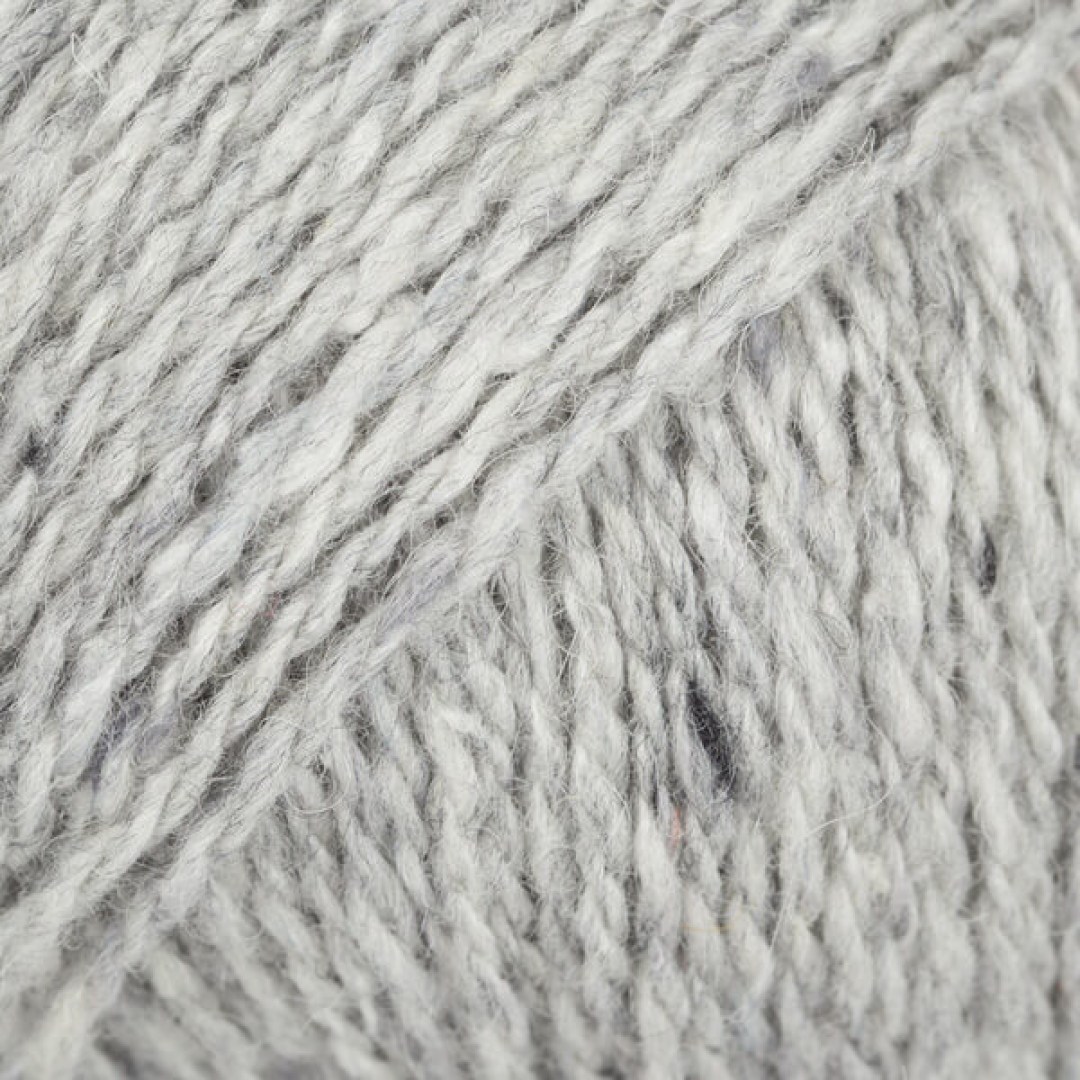 Το DROPS Soft Tweed είναι, όπως υποδηλώνει το όνομά του, ένα εξαιρετικά μαλακό νήμα τουίντ, φτιαγμένο από μαλλί μερινός, αλπακά και βισκόζη.
