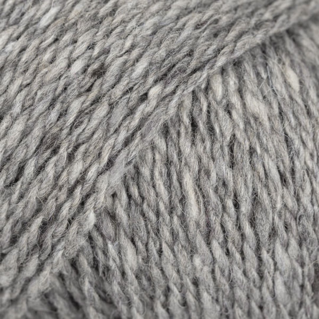 Το DROPS Soft Tweed είναι, όπως υποδηλώνει το όνομά του, ένα εξαιρετικά μαλακό νήμα τουίντ, φτιαγμένο από μαλλί μερινός, αλπακά και βισκόζη.