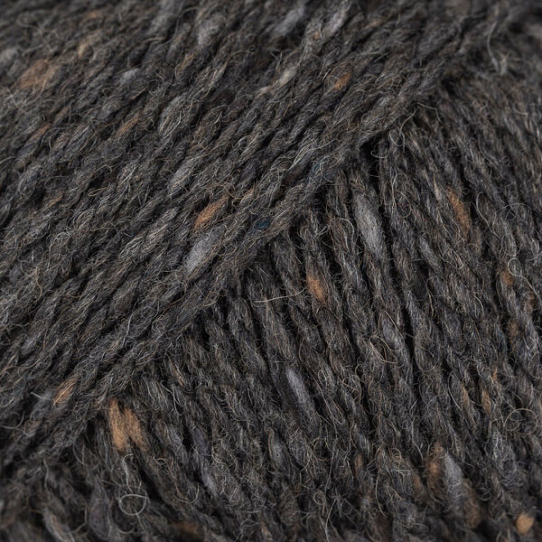 Το DROPS Soft Tweed είναι, όπως υποδηλώνει το όνομά του, ένα εξαιρετικά μαλακό νήμα τουίντ, φτιαγμένο από μαλλί μερινός, αλπακά και βισκόζη.