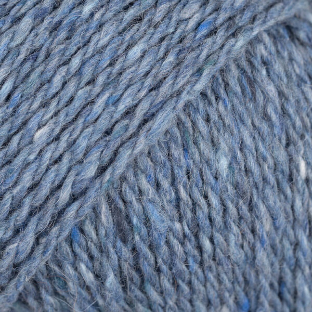 Το DROPS Soft Tweed είναι, όπως υποδηλώνει το όνομά του, ένα εξαιρετικά μαλακό νήμα τουίντ, φτιαγμένο από μαλλί μερινός, αλπακά και βισκόζη.
