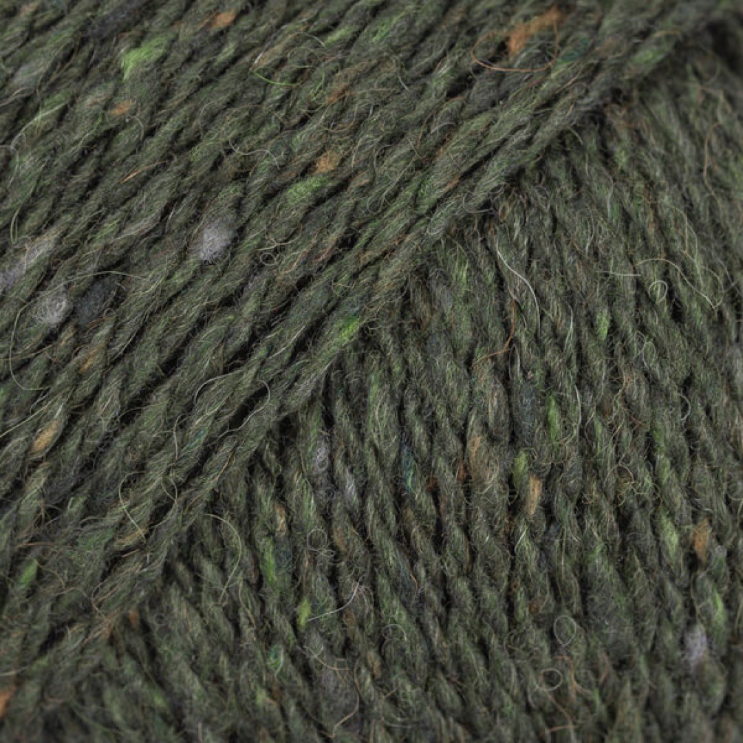 Το DROPS Soft Tweed είναι, όπως υποδηλώνει το όνομά του, ένα εξαιρετικά μαλακό νήμα τουίντ, φτιαγμένο από μαλλί μερινός, αλπακά και βισκόζη.