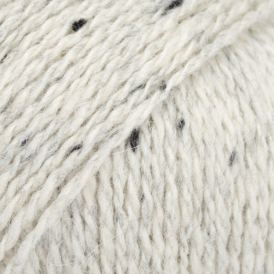 Το DROPS Soft Tweed είναι, όπως υποδηλώνει το όνομά του, ένα εξαιρετικά μαλακό νήμα τουίντ, φτιαγμένο από μαλλί μερινός, αλπακά και βισκόζη.
