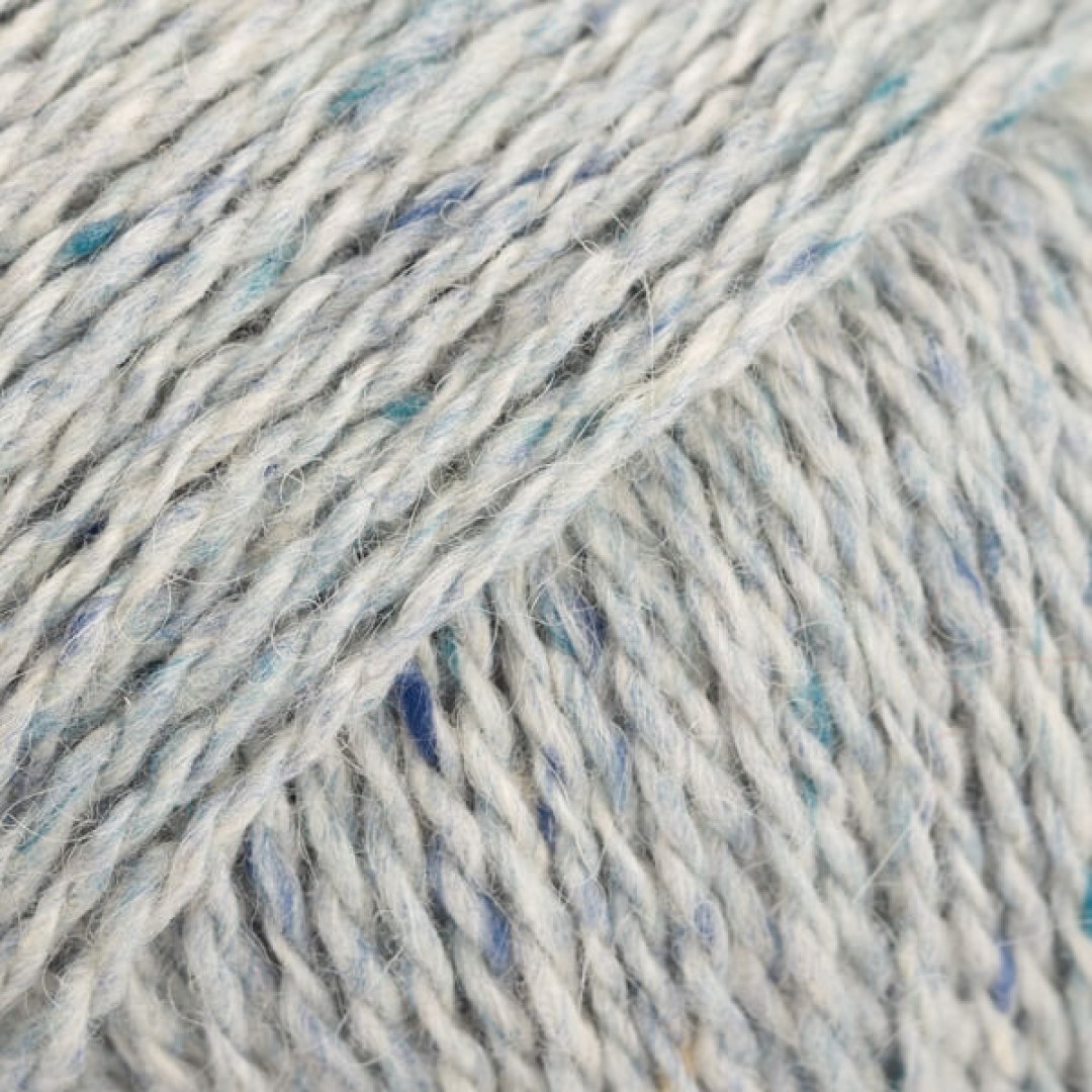 Το DROPS Soft Tweed είναι, όπως υποδηλώνει το όνομά του, ένα εξαιρετικά μαλακό νήμα τουίντ, φτιαγμένο από μαλλί μερινός, αλπακά και βισκόζη.