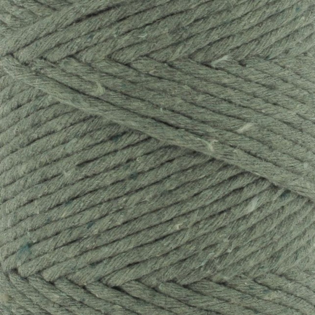 Το Spesso Macrame είναι ένα νέο, φιλικό προς το περιβάλλον νήμα που δημιουργεί μοντέρνες και γεμάτες υφές σε χρόνο μηδέν!