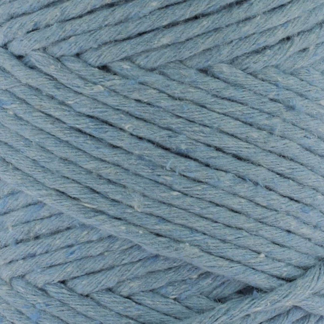 Το Spesso Macrame είναι ένα νέο, φιλικό προς το περιβάλλον νήμα που δημιουργεί μοντέρνες και γεμάτες υφές σε χρόνο μηδέν!